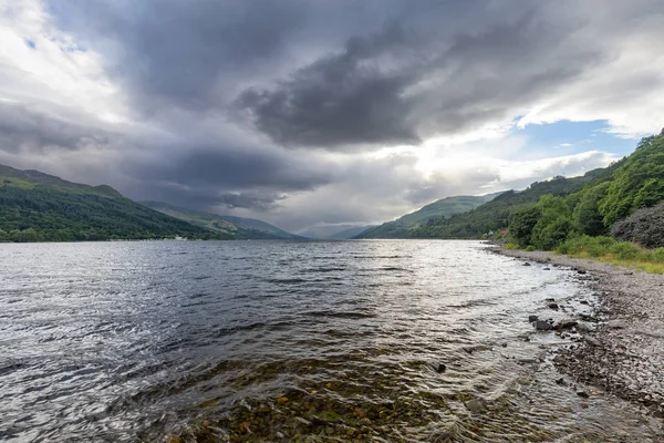 Krajina Pohled Dramatické Léto Mračna Nad Loch Vydělat Skotské Vysočiny — Stock fotografie