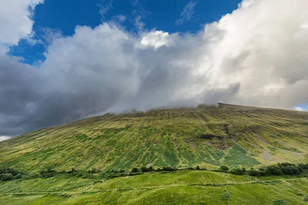 スコットランドの高地の小さな町 Tyndrum に近いベンルーイ Odhar 上渦巻き模様の雲 — ストック写真