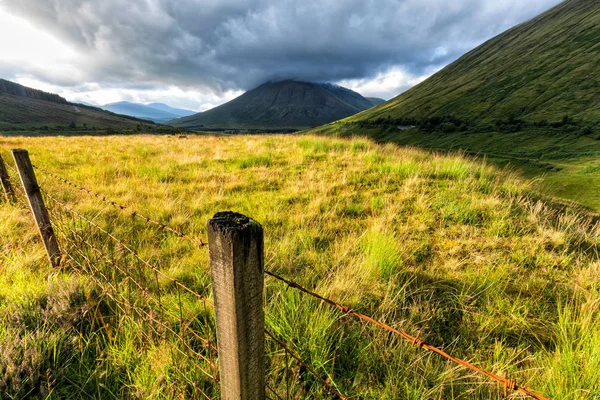 Fencepost Con Beinn Dorain Beinn Odhar Distancia — Foto de Stock