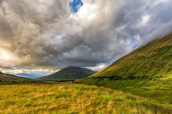Arka Beinn Dorain Beinn Odhar Dağlarında Bir Vadide Yemyeşil Çim — Stok fotoğraf