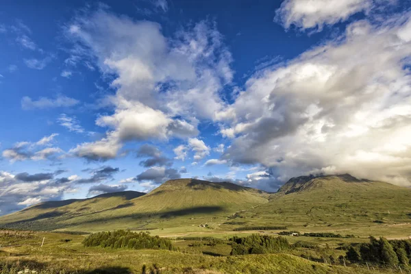 雲が立ち込める黒をスコットランドのマウントを — ストック写真