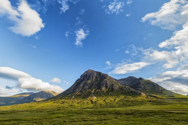 여름에 스코틀랜드의 고지대에 유명한 Buachaille Etive Mor — 스톡 사진