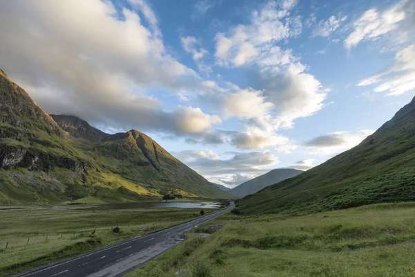 Autopista A82 Que Atraviesa Glecoe Con Loch Achtriochtan Distancia Montañas —  Fotos de Stock