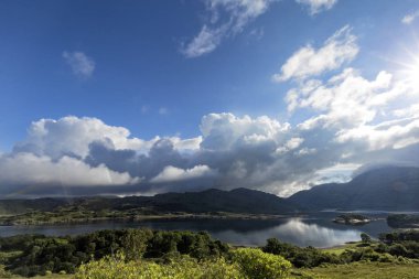 Dışarı güneş tepeler üzerinde Loch Ailort Roshven, İskoçya'da sabah bulutların üstünde. 