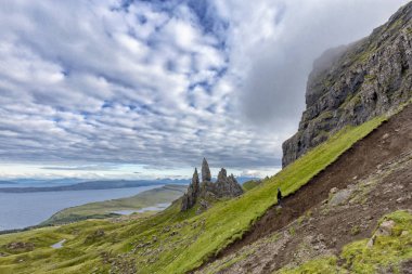 Yaşlı adam Storr, Loch Leathan ve Raasay ses Isle of Skye İskoçya üzerinde dramatik görünüm. 