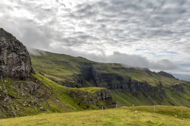 Yaşlı adam Storr Isle of Skye İskoçya'da Tarih arkasında zümrüt kayalıklarla.