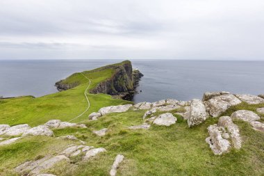 Isle of Skye, İskoçya üzerinde Neist noktası deniz fenerine çıkılan küçük bir yürüyüş yolu.