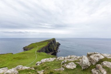 Neist noktası deniz feneri puslu bir öğleden sonra Isle of Skye İskoçya'da. 