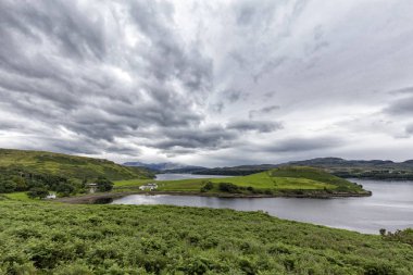 Straun koyunda Gesto üzerinde toplamak Isle of Skye İskoçya üzerinde dramatik yaz Rainclouds. 