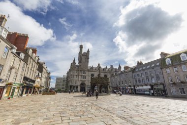 Aberdeen, Büyük Britanya - 3 Ağustos: Mercat haç ve Salvation Army kilisenin City of Aberdeen, İngiltere tarihinde 3 Ağustos 2016.
