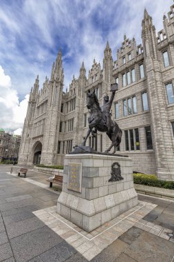 Robert Bruce heykeli önünde Marischal üniversite Aberdeen, İngiltere. 