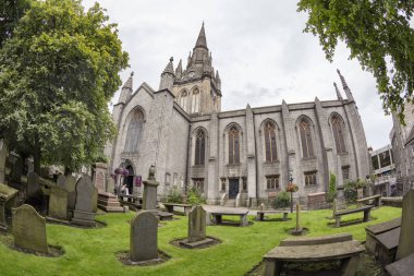 Güzel görünümü ve Kirk Saint Nicholas Uniting Aberdeen, İskoçya'da bir mezarlık.