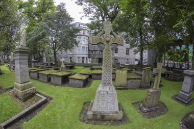 Kirk, Saint Nicholas Uniting Aberdeen, İskoçya'da bir mezarlıkta geniş açılı görünüş mezar taşları.