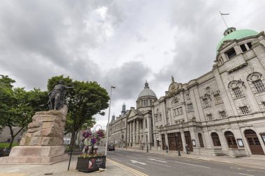 Aberdeen, Büyük Britanya - 3 Ağustos: William Wallace heykel ve O'nun Majesteleri tiyatro City of Aberdeen, İngiltere tarihinde 3 Ağustos 2016.