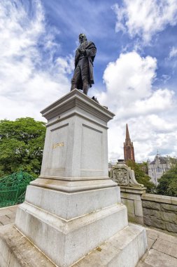 Yukarıda İskoç şair Robert Burns Aberdeen, İskoçya'da heykeli mavi gökyüzü.