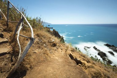 Uzun pozlama görünümü bir doğa yol Madeira, Portekiz ve kayalık sahil şeridi.