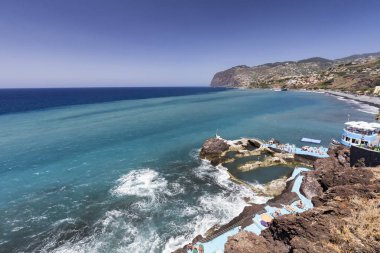 Farklı renkli suları arkasında okyanus su havuzlarında Sao Martinho Madeira Adası, Portekiz. 