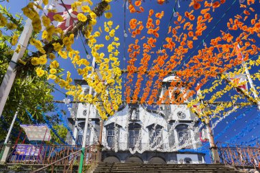 Yukarıda Monte Funchal, Portekiz of our Lady kilise için önde gelen merdiven kurmak parlak dekoratif çiçek. 