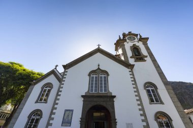 Ribeira Brava, Madeira, Portekiz arka planda güneşte Igreja Matriz de Sao Bento kiliseyle önden görünümü. 