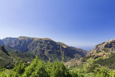 Dağlar ve vadiler geç sabah geniş açı görünümünü Portekiz Madeira Adası. 