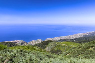 Calheta içinde belgili tanımlık geçmiş Madeira, Portekiz Atlantik Okyanusu ile görünüm. 