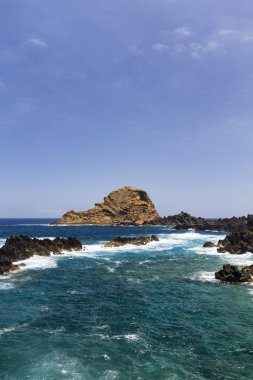 Porto Moniz, Madeira, Portekiz açık sularda görünümünü portre.