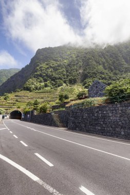 Bulutlar teraslı üzüm bağları ve Seixal Madeira yakınındaki bina bir geleneksel tuğla yukarıda toplamak. 