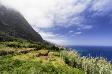 Okyanus ve dağ Seixal Madeira yukarıda görünümü. 