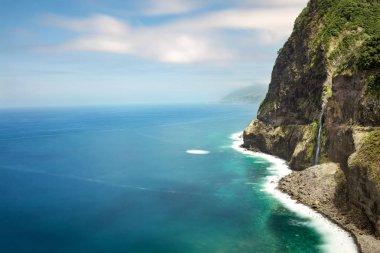 Gelin peçe şelale uzun pozlama Seixal Madeira, Portekiz Belvedere üzerinden