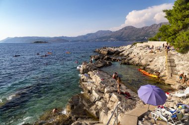 Cavtat, Hırvatistan - 9 Ağustos: Kimliği belirsiz kişi Cavtat, Hırvatistan güzel suları 9 Ağustos 2016 üzerinde rahatla.. 