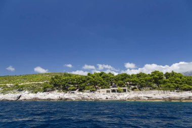 Dubrovnik, Hırvatistan yakınındaki savaştan yıkılan evlerin bir geniş açı görünümü. 