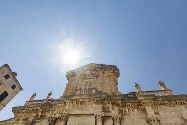 Dubrovnik, Hırvatistan bir binanın üstüne heykeller üzerinde güneş. 