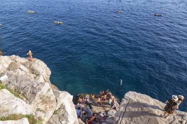 Nefis yüzme alanı Dubrovnik'in eski şehir surlarının altında.