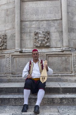 Dubrovnik, Hırvatistan - 10 Ağustos: Kimliği belirsiz eski şehir Dubrovnik, Hırvatistan 10 Ağustos 2016 üzerinde büyük Onofrio'nın Çeşme önünde geleneksel müzik çalar.