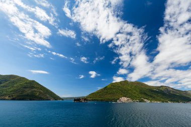 Komşu Adaları Körfezi Kotor, Karadağ üzerinde Meryem kaya ve Sveti Dordje kilise dramatik görünümü.