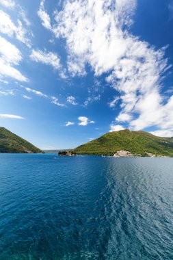 Komşu Adaları Körfezi Kotor, Karadağ üzerinde Meryem kaya ve Sveti Dordje kilise görünümünü portre.