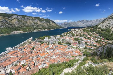 Güzel duvarlı Kotor Karadağ'ın yukarıda iz.