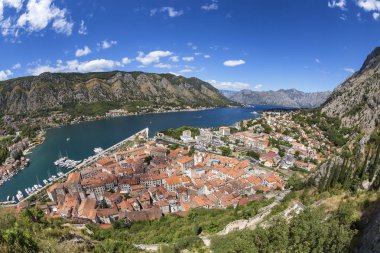 Kotor Körfezi ve eski duvarlı Kotor Karadağ'ın ultra geniş açı. 