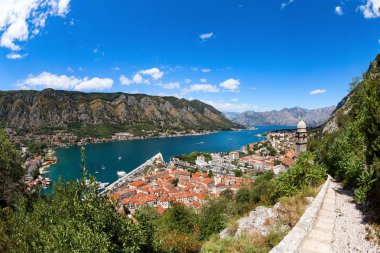 Görünüm Kotor ile Cskva Gospa od Zdravlja kilise Karadağ'daki ön planda.
