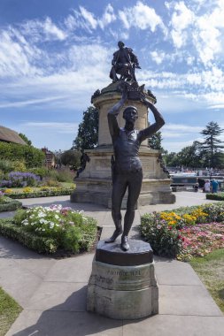 Bir Stratford-Upon-Avon, İngiltere - 24 Ağustos: William Shakespeare ve Henry V heykel Straford upon Avon, İngiltere için 24 Ağustos 2016 üzerinde.