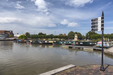 Stratford-Upon-Avon, İngiltere - 24 Ağustos: River Avon Avon üzerine Straford, İngiltere için 24 Ağustos 2016 üzerinde demirleyen tekneleri.