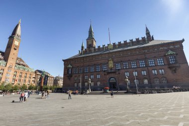 Copenhagen, Danimarka - 26 Ağustos: Kopenhag, Danimarka üzerinde 26 Ağustos 2016 Belediye Binası etrafında kimliği belirsiz kişi yürüyüş.