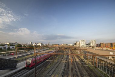 Günbatımı üzerinde bir tren istasyonu Kopenhag, Danimarka. 
