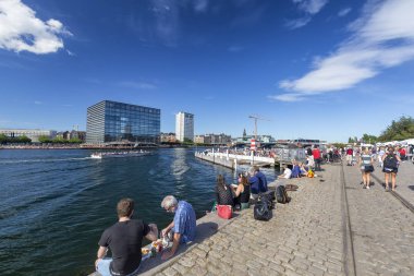 Kopenhag, Danimarka - 26 Ağustos: Kimliği belirsiz kişi rahatlatıcı bir kanal Kopenhag, Danimarka üzerinde 26 Ağustos 2016 yanındaki.