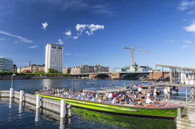 Kopenhag, Danimarka - 26 Ağustos: Kimliği belirsiz kişi gir 26 Ağustos 2016 kapalı büyük bir yeşil tekne Kopenhag, Danimarka.