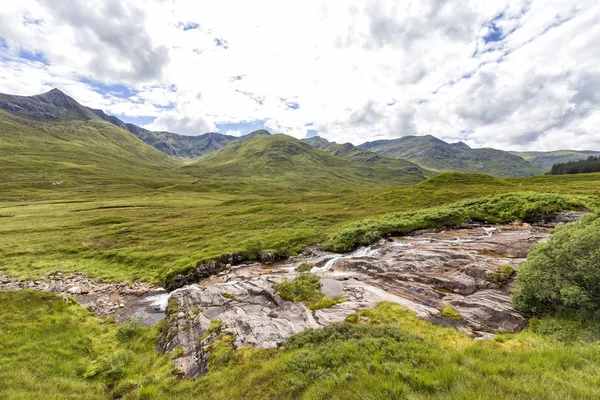 スコットランドの谷間 Shiel の戦いの史跡の近くの川 Cluanie — ストック写真