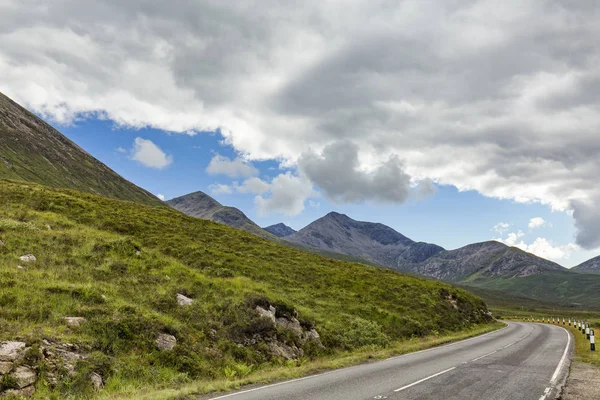 スコットランドのスカイ島の Glamaig 山の麓に高速道路 A87 — ストック写真