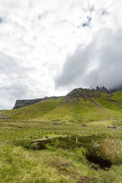 Naturalny Staw Podnóża Staruszek Storr Isle Skye Szkocji — Zdjęcie stockowe