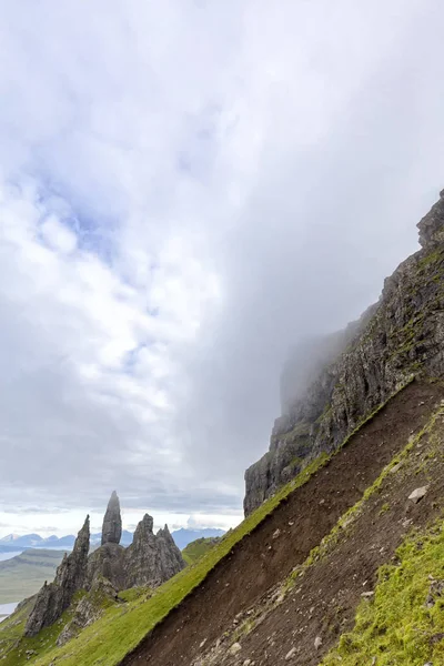 Mist Samlar Runt Klipporna Ovanför Gamle Storr Isle Skye Skottland — Stockfoto