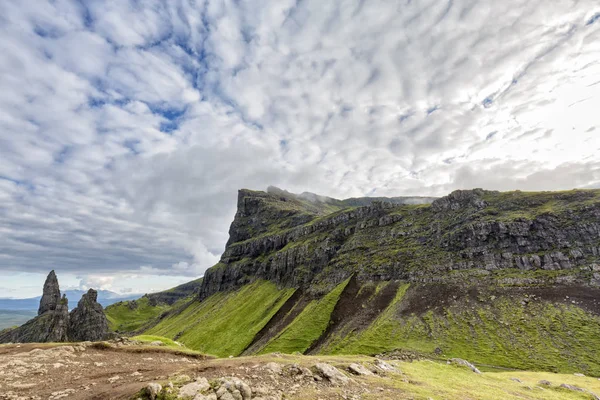 Yaşlı adam Storr yaz bulutlar üzerinde Isle of Skye İskoçya ile. 